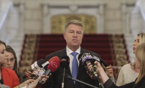 În plin SCANDAL privind remanierile din Guvernul Dăncilă, Klaus Iohannis pleacă din nou din țară
