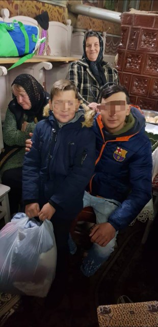 LECȚIE de VIAȚĂ! Copiii de la Centrul de plasament „Ovidiu” împart cadouri familiilor sărace din județul Vaslui