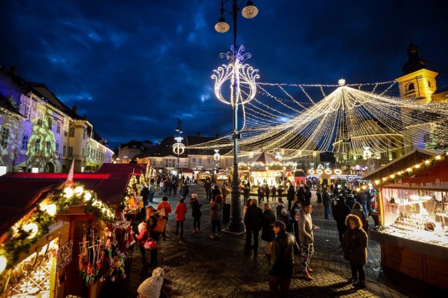 La Târgul de Crăciun din Sibiu nu te lovește frigul, ci prețurile: Ce i-a uimit pe turiști