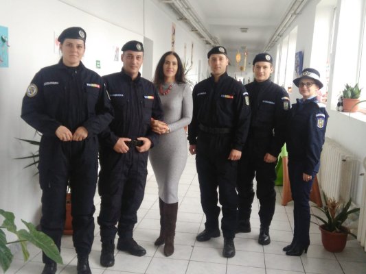 Jandarmii Grupării Mobile Constanța au oferit o mașină de spălat Centrului Cristina