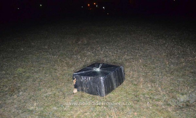 Ţigări de contrabandă transportate cu drona, abandonate în cimitir