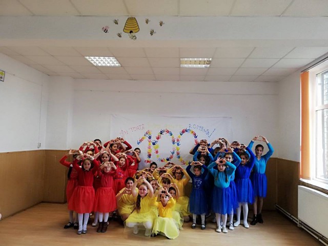 Elevii liceului din Mihai Viteazu au făcut un flashmob de Centenar