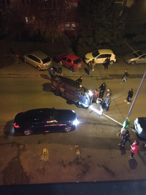 FOTO. AUTOTURISM RĂSTURNAT ÎN MIJLOCUL STRĂZII, în zona Poarta 6!