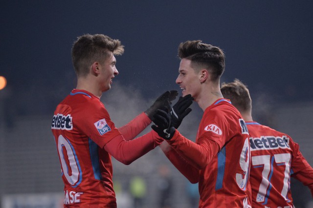 FCSB învinge cu 2-1 pe Gaz Metan, după un meci spectaculos, cu ocazii mari şi două eliminări