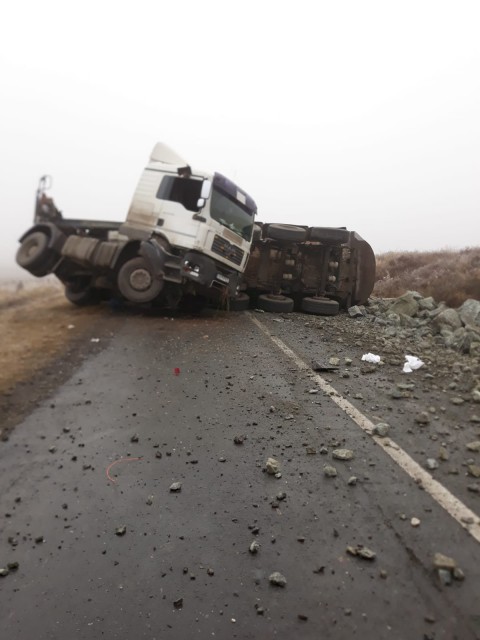 Camion încărcat cu pietriș, RĂSTURNAT pe carosabil!