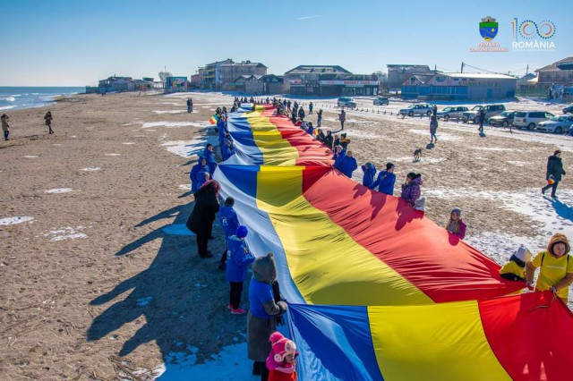 De Centenar. Steag gigantic, întins pe plaja Vama Veche