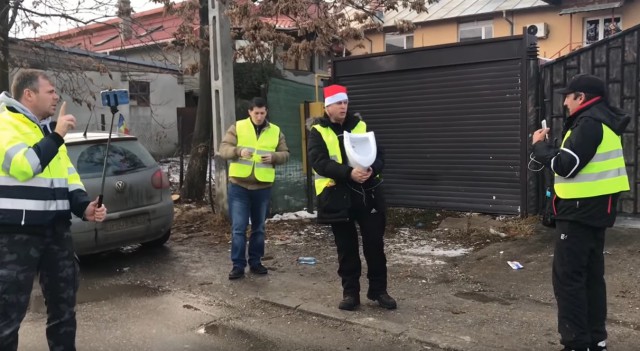 Incident filmat acasă la Bădălău: Protestatarii #Rezist i-au agățat un closet de ușă