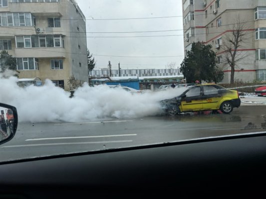 FOTO. Un taxi a luat foc în zona Cora din Constanța