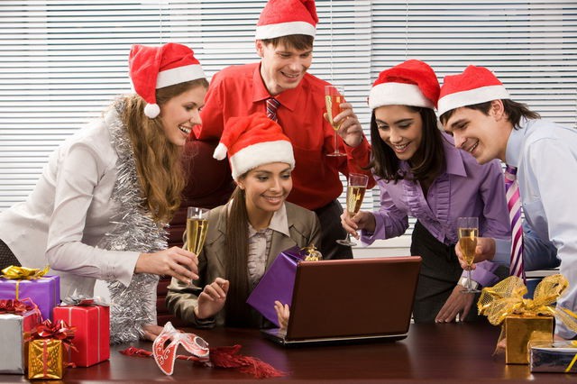 Peste 65% dintre angajatori vor acorda prime de sărbători şi vor organiza petreceri de Crăciun
