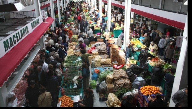 Un sfert din fructele indigene şi o treime din roşiile consumate au provenit din import