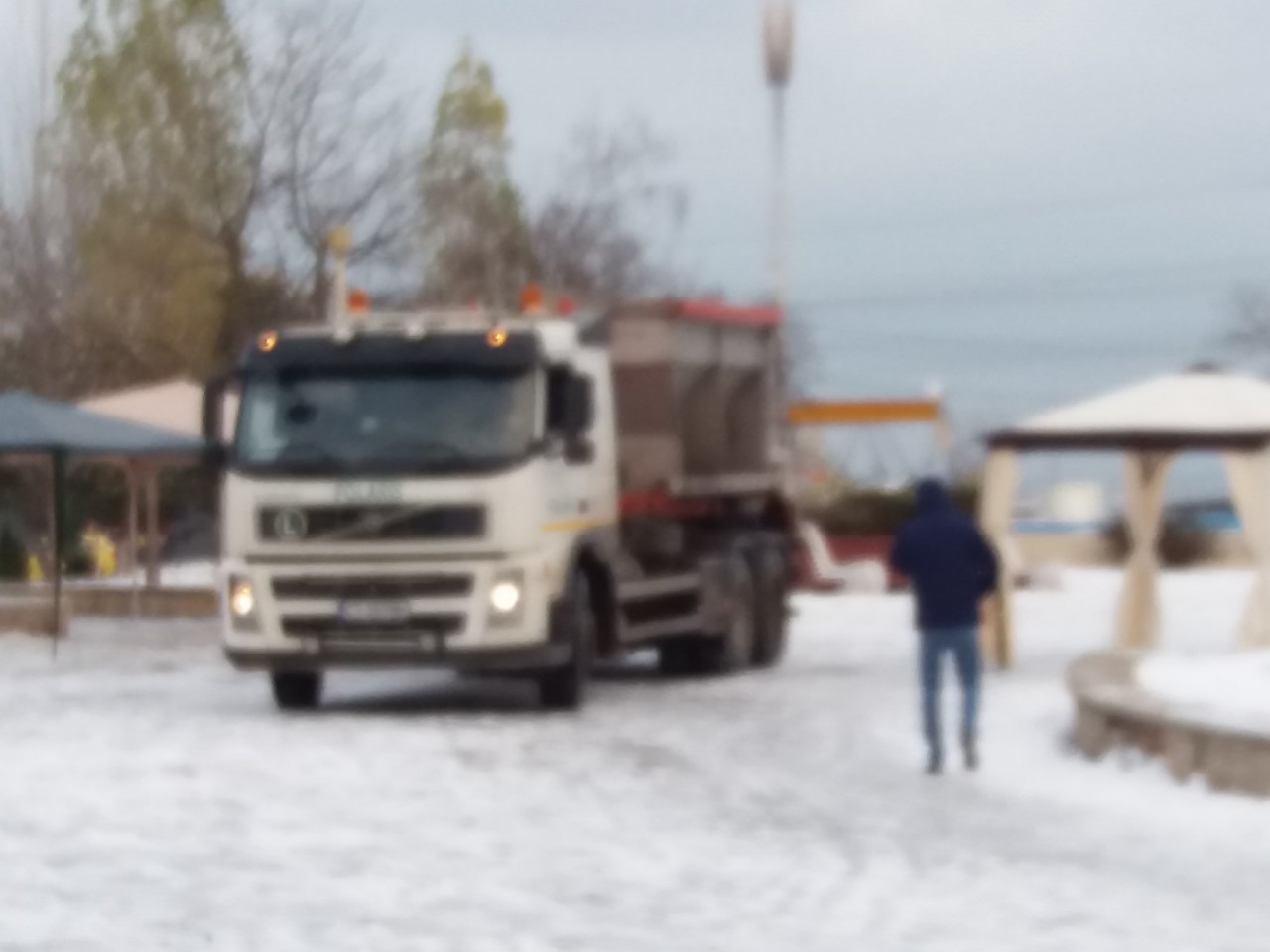 VIDEO! Primăria a dat la o parte gheaţa în zonele unde se va servi fasole caldă de 1 Decembrie! VIDEO! Primăria a dat la o parte gheaţa în zonele unde se va servi fasole caldă de 1 Decembrie!