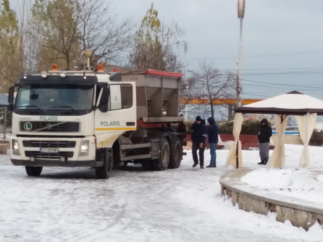 VIDEO! Primăria a dat la o parte gheaţa în zonele unde se va servi fasole caldă de 1 Decembrie! VIDEO! Primăria a dat la o parte gheaţa în zonele unde se va servi fasole caldă de 1 Decembrie!