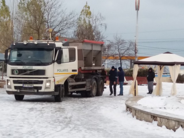 VIDEO! Primăria a dat la o parte gheaţa în zonele unde se va servi fasole caldă de 1 Decembrie!