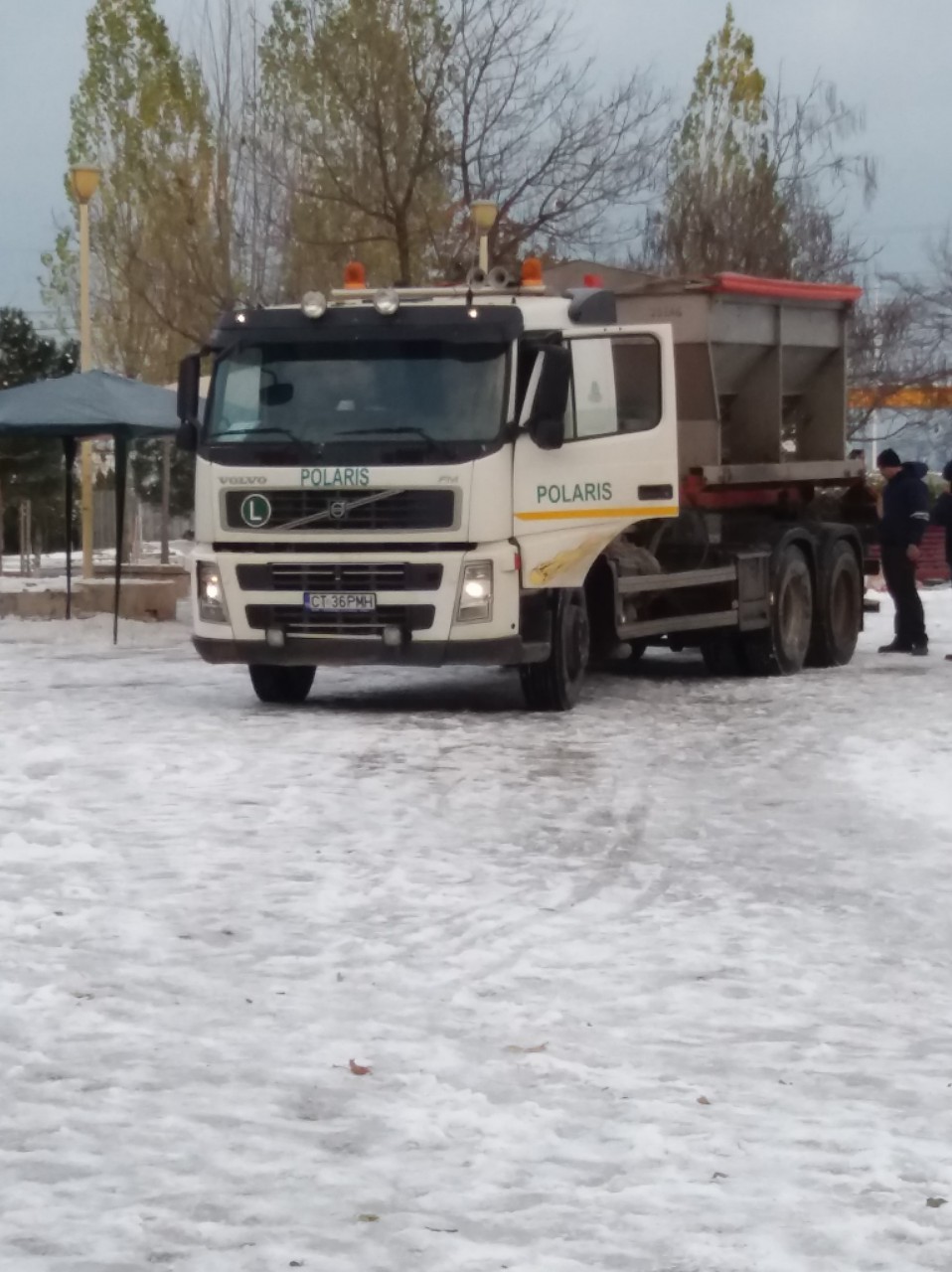VIDEO! Primăria a dat la o parte gheaţa în zonele unde se va servi fasole caldă de 1 Decembrie! VIDEO! Primăria a dat la o parte gheaţa în zonele unde se va servi fasole caldă de 1 Decembrie!
