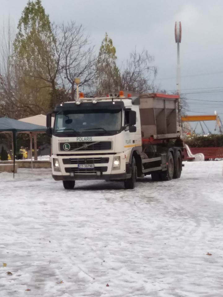 VIDEO! Primăria a dat la o parte gheaţa în zonele unde se va servi fasole caldă de 1 Decembrie! VIDEO! Primăria a dat la o parte gheaţa în zonele unde se va servi fasole caldă de 1 Decembrie!
