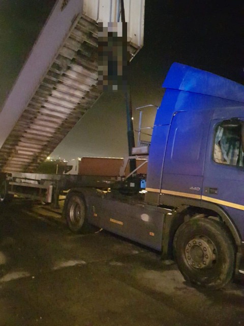 ALERTĂ! Bărbat spânzurat în Portul Constanța, de bena unui camion! A fost prins de Poliție BEAT la volan