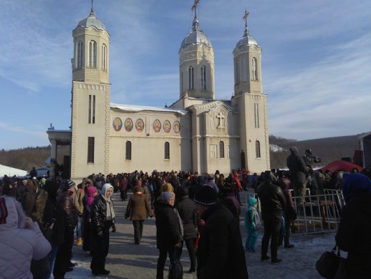 În ciuda gerului, credincioșii l-au sărbătorit pe Sfântul Andrei la peștera din județul Constanța