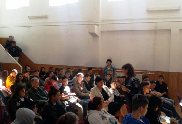 Polițiștii constănțeni, de vorbă cu elevii Colegiului Național Mircea cel Bătrân