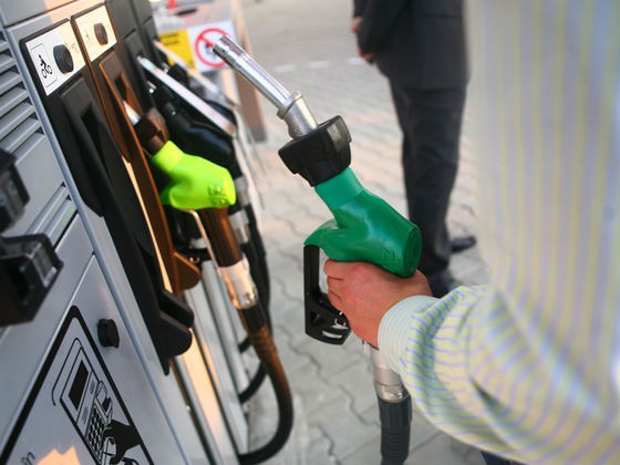 Preţul benzinei a ajuns sub 5 lei pe litru. Unde poate fi achiziţionat carburant la cel mai mic preţ