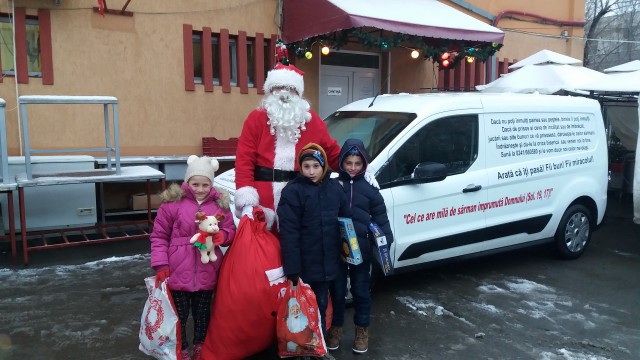 Asociația 'Suflete deschise' s-a transformat în Moș Crăciun pentru cei trei copii din Nicolae Băcescu!