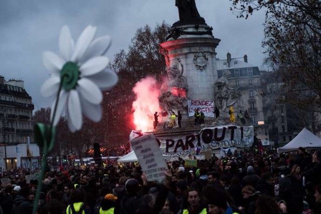 Protestele vestelor galbene, CATASTROFĂ pentru economia Franței! VIOLENȚE fără precedent - VIDEO!