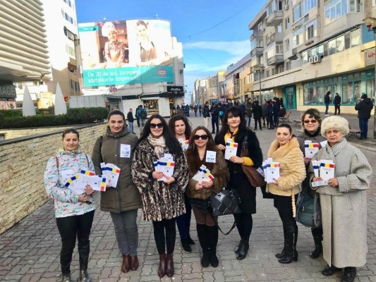 Organizația de femei ALDE Constanța a celebrat Ziua Constituției: au dăruit oamenilor „cartea de căpătâi a românilor”