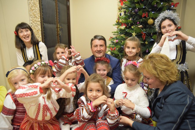 Decebal Făgădău a primit colindători. Holul Primăriei Constanța a răsunat de glasurile copiilor!