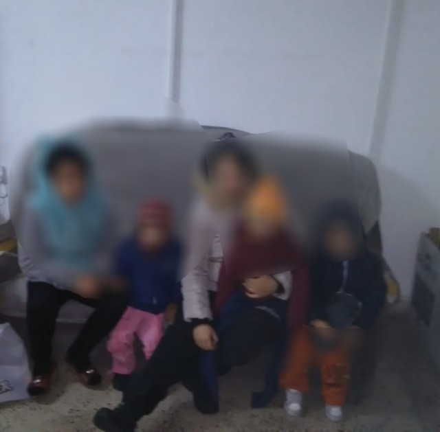 O tânără mamă din Constanța și-a scos copiii la cerșit în loc să-i trimită la școală. Unul este sugar!