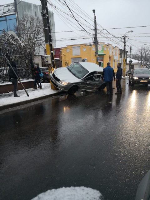 VIDEO Accident rutier pe Nicolae Iorga. O mașină a fost proiectată într-un stâlp!