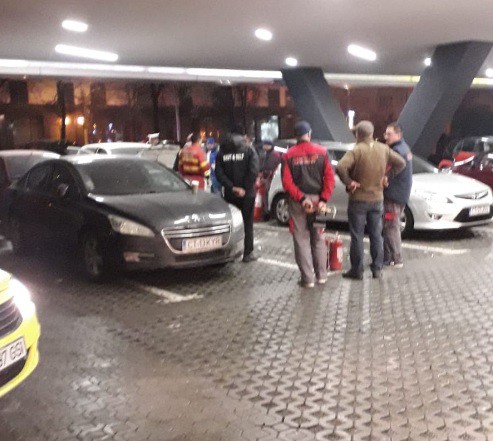 VIDEO. ALERTĂ LA CITY PARK MALL. O mașină a luat foc în parcare!