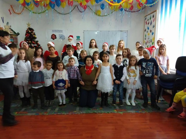 Liceenii de la Colegiul Economic Mangalia au fost spiridușii lui Moș Crăciun pentru prichindeii din Pecineaga