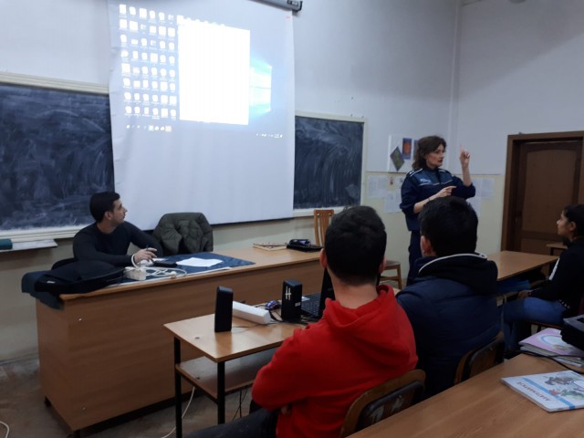 Polițiștii au discutat cu elevii despre deținerea și folosirea articolelor pirotehnice