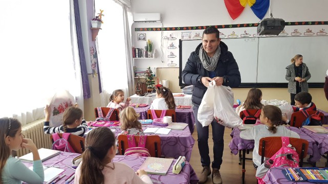 Primarul Valentin Saghiu a împărţit daruri copiilor