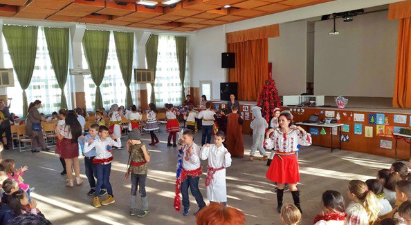 Elevii Liceului Teoretic Lucian Blaga au împărtășit magia sărbătorilor de iarnă!