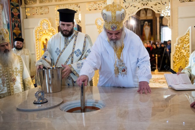 Patriarhul Daniel: “Are hramul Sfântului Mare Mucenic Pantelimon și Sfântul Proroc Moise”. Hram unic în ţară