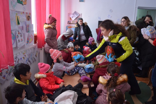 Liceenii de la „Ovidius” au fost ajutoarele lui Moș Crăciun pentru prichindeii din zona Ostrov – Lipnița