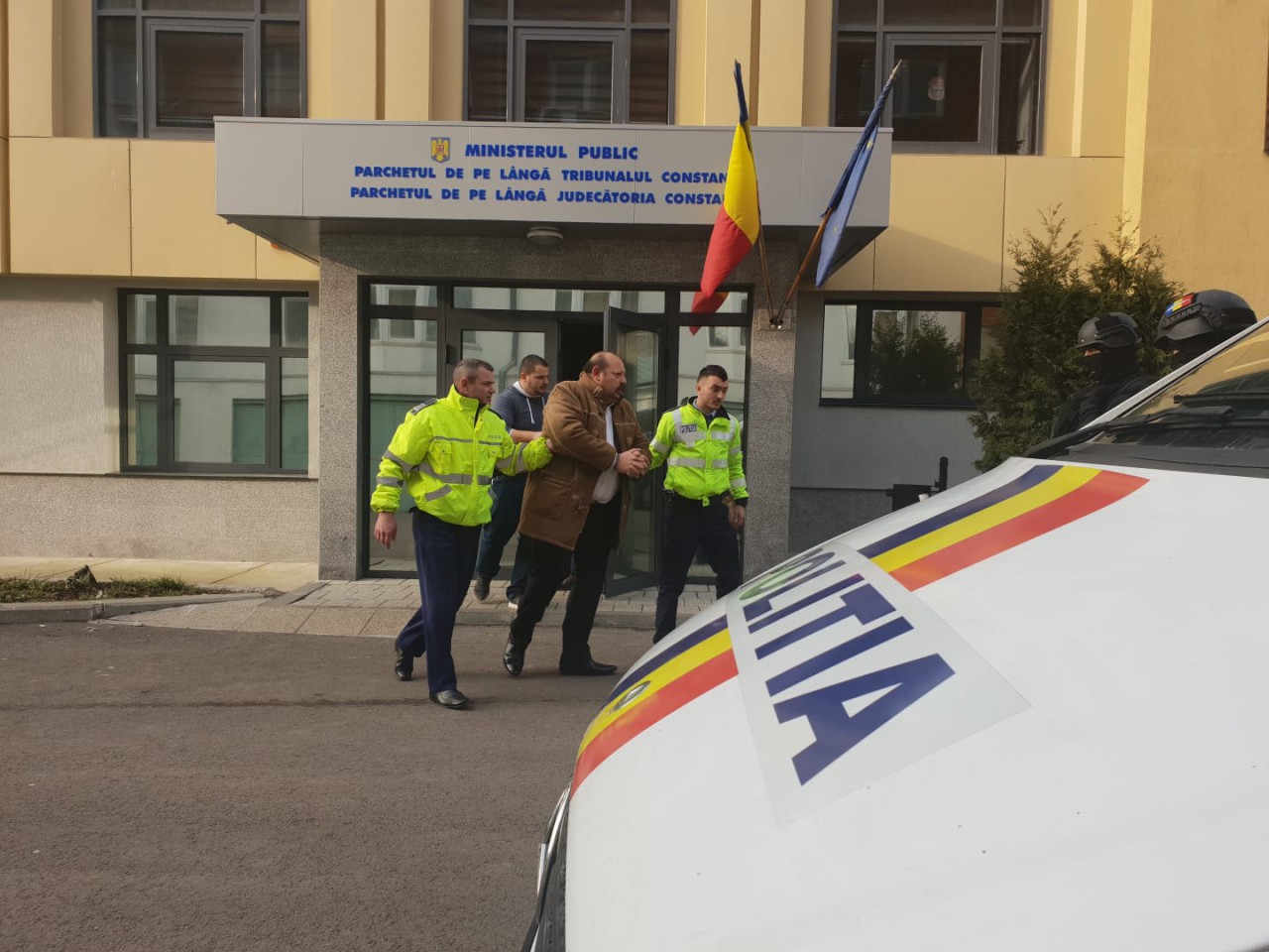 RĂFUIALĂ ÎNTRE CLANURI ÎN PIAȚA BRICK! Vinovatul va petrece Revelionul ÎN AREST. VIDEO! RĂFUIALĂ ÎNTRE CLANURI ÎN PIAȚA BRICK! Vinovatul va petrece Revelionul ÎN AREST. VIDEO!