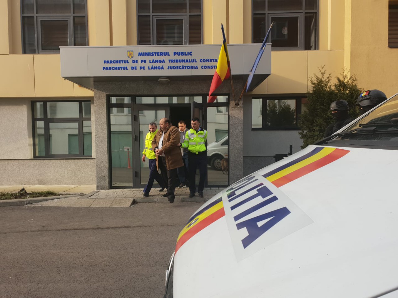 RĂFUIALĂ ÎNTRE CLANURI ÎN PIAȚA BRICK! Vinovatul va petrece Revelionul ÎN AREST. VIDEO! RĂFUIALĂ ÎNTRE CLANURI ÎN PIAȚA BRICK! Vinovatul va petrece Revelionul ÎN AREST. VIDEO!