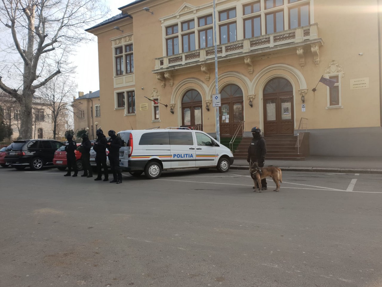 RĂFUIALĂ ÎNTRE CLANURI ÎN PIAȚA BRICK! Vinovatul va petrece Revelionul ÎN AREST. VIDEO! RĂFUIALĂ ÎNTRE CLANURI ÎN PIAȚA BRICK! Vinovatul va petrece Revelionul ÎN AREST. VIDEO!