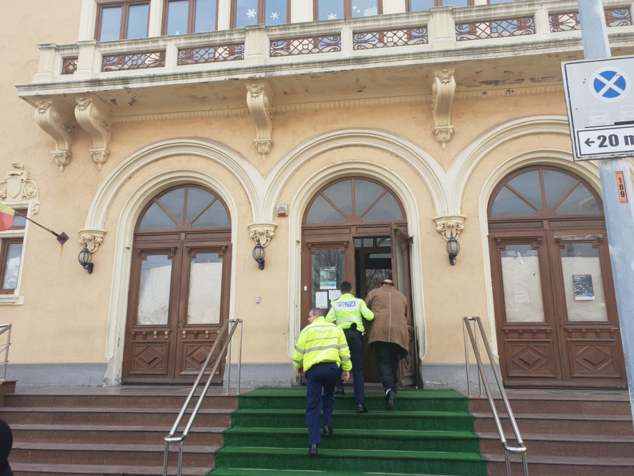 RĂFUIALĂ ÎNTRE CLANURI ÎN PIAȚA BRICK! Vinovatul va petrece Revelionul ÎN AREST. VIDEO! RĂFUIALĂ ÎNTRE CLANURI ÎN PIAȚA BRICK! Vinovatul va petrece Revelionul ÎN AREST. VIDEO!