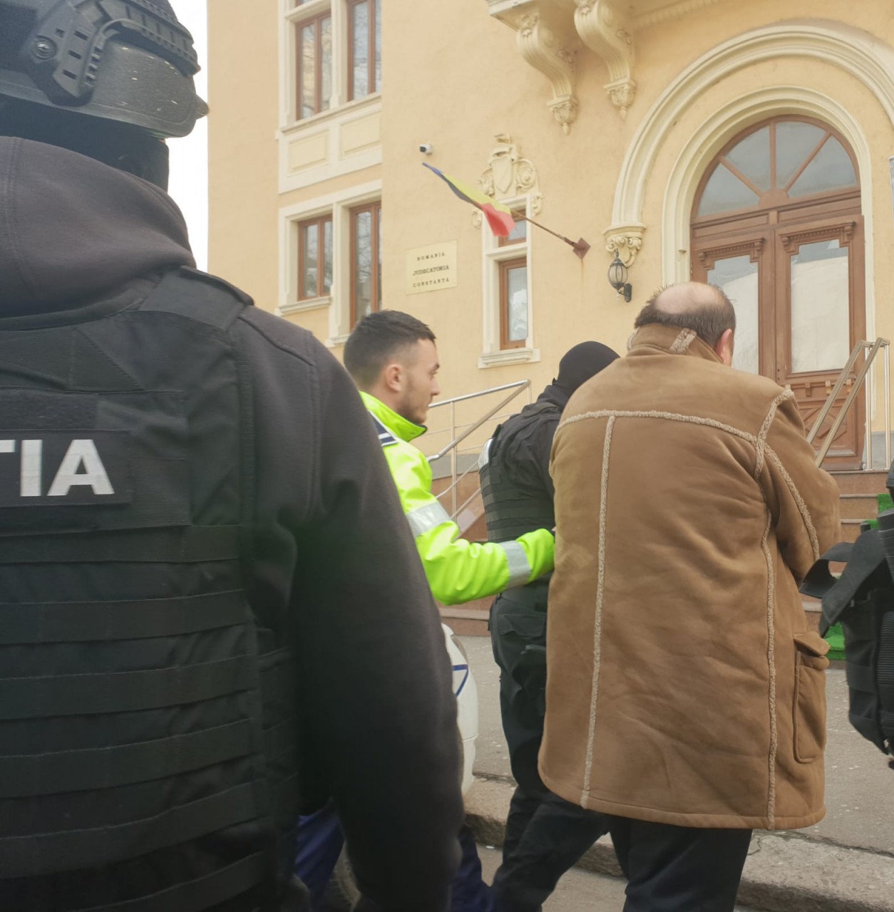 RĂFUIALĂ ÎNTRE CLANURI ÎN PIAȚA BRICK! Vinovatul va petrece Revelionul ÎN AREST. VIDEO! RĂFUIALĂ ÎNTRE CLANURI ÎN PIAȚA BRICK! Vinovatul va petrece Revelionul ÎN AREST. VIDEO!
