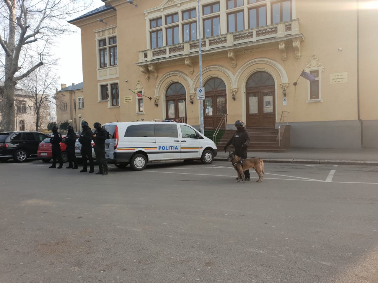 RĂFUIALĂ ÎNTRE CLANURI ÎN PIAȚA BRICK! Vinovatul va petrece Revelionul ÎN AREST. VIDEO! RĂFUIALĂ ÎNTRE CLANURI ÎN PIAȚA BRICK! Vinovatul va petrece Revelionul ÎN AREST. VIDEO!