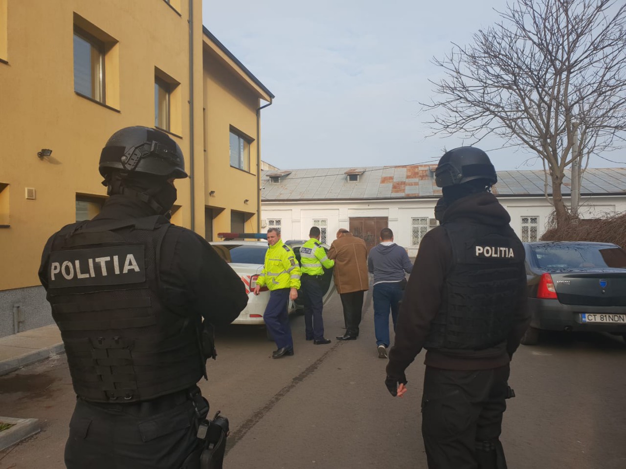 RĂFUIALĂ ÎNTRE CLANURI ÎN PIAȚA BRICK! Vinovatul va petrece Revelionul ÎN AREST. VIDEO! RĂFUIALĂ ÎNTRE CLANURI ÎN PIAȚA BRICK! Vinovatul va petrece Revelionul ÎN AREST. VIDEO!