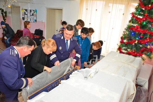 Polițiștii din Galați, daruri pentru copiii defavorizați