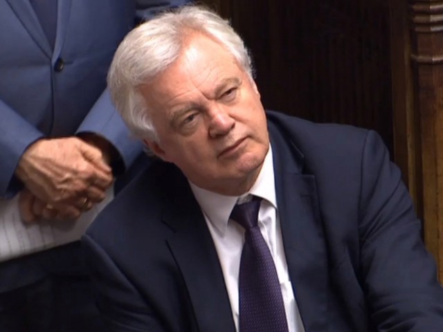Marea Britanie: David Davis consideră că Theresa May ar trebui să amâne votul asupra acordului privind Brexit-ul