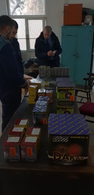 Un bărbat din Constanța s-a ales cu dosar penal. Ascundea în mașină materiale pirotehnice