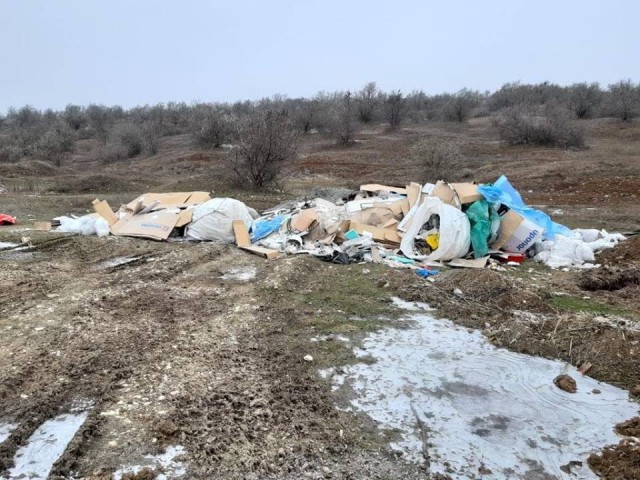 Nesimțirea NU are limite! Prins în timp ce arunca gunoi în apropiere de Cumpăna!