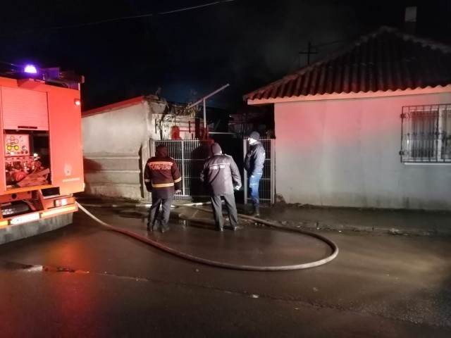Casă din Ovidiu, cuprinsă de flăcări: sub acoperişul prăbuşit a fost găsit un bărbat carbonizat!