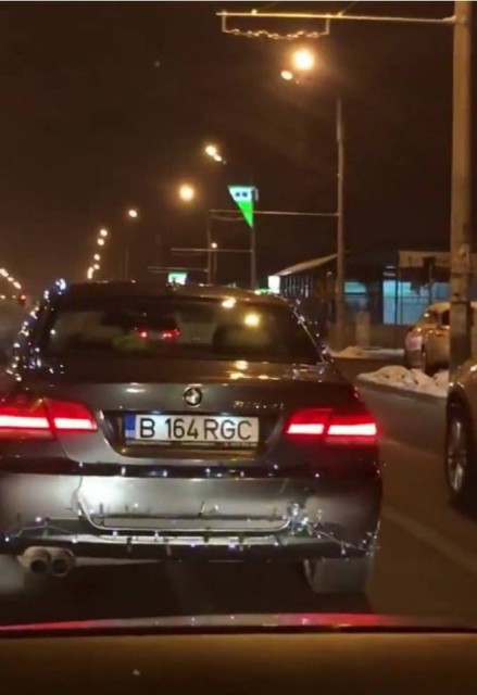 VIDEO. Un șofer, cuprins de spiritul Crăciunului: și-a îmbodobit mașina cu luminițe!