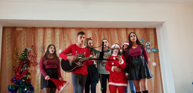 Serbare cu veselie la Liceul Tehnologic Poarta Albă